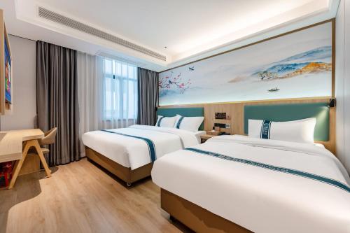 a hotel room with two beds and a desk at 锦泰酒店--广州市十三行南方大厦国际电子城店 in Guangzhou