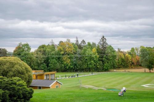 a group of people in a large green field at Lite hus 15 min fra Oslo in Høvik