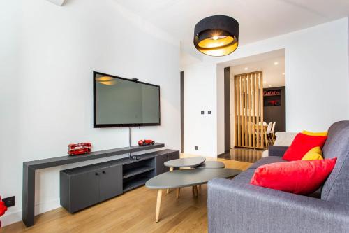 un salon avec un canapé et une télévision à écran plat dans l'établissement Magnificent apartment - 2BR-6P - Republique, à Paris