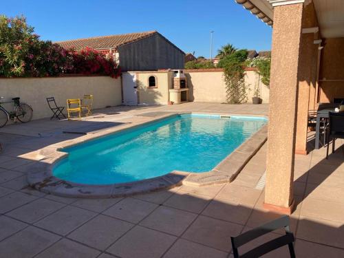 - une piscine au milieu d'un patio dans l'établissement Villa FALLA Spacieuse villa familiale avec piscine proche plage, à Saint-Cyprien