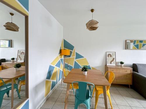 une salle à manger avec une table et des chaises dans l'établissement Le Bruxelles 21 - Appartement pour 4 personnes Disneyland Paris, à Montévrain
