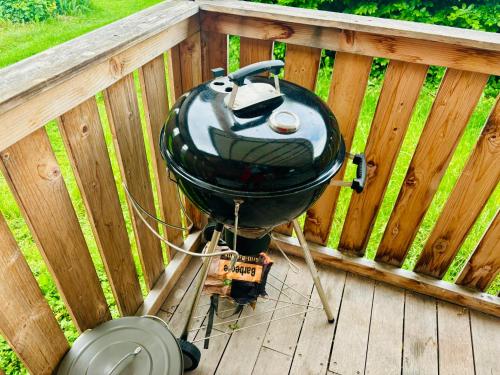 a grill sitting on top of a wooden deck at Stella's Holzchalet in Seekirchen am Wallersee