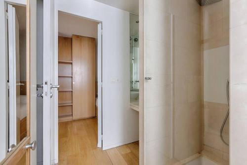 une salle de bain avec une douche à l'italienne et une porte vitrée dans l'établissement Luxury Apartment Saint Honore Champs Elysees, à Paris