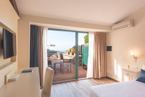 Boutique Hotel Torre Di Cala Piccolaにあるベッド