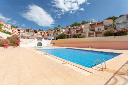 une piscine devant certains immeubles d'habitation dans l'établissement Appartement 4p - Meu Descan, à Cerbère