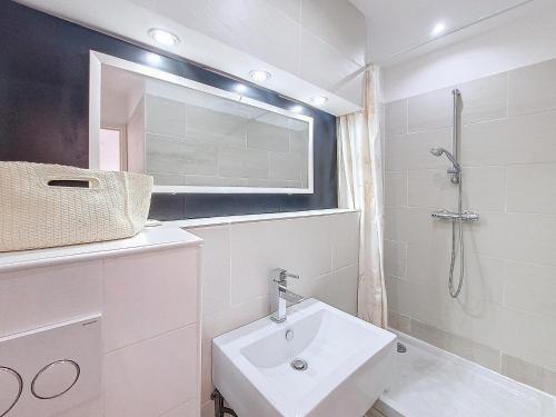 une salle de bain blanche avec un lavabo et une douche dans l'établissement Nestor&Jeeves - GIOFFREDO BELLO - central - near beach, à Nice