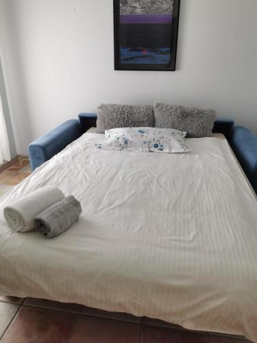 un grand lit blanc avec deux oreillers dessus dans l'établissement Villa Primerose Guest House, à Saint-Raphaël