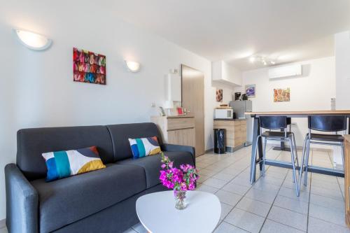 un salon avec un canapé et une table dans l'établissement Meu Delit, à Cerbère