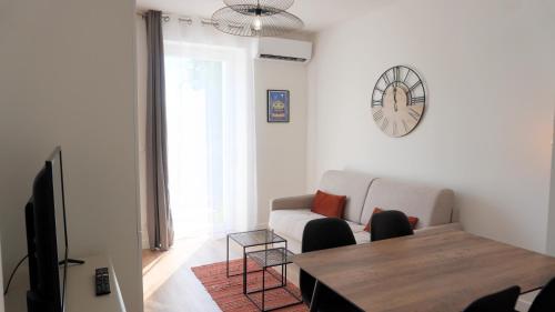 Photo de la galerie de l'établissement Appartement avec terrasse,T2, Proche Plage du Midi - Palmazur Vacances, à Cannes