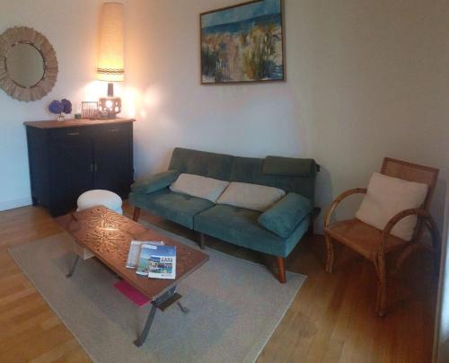 a living room with a couch and a table at Maison de vacances Ty Kornog in Pont-Aven
