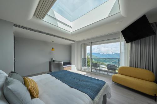 a bedroom with a large bed and a large window at Hemma 俬宅 in Renai