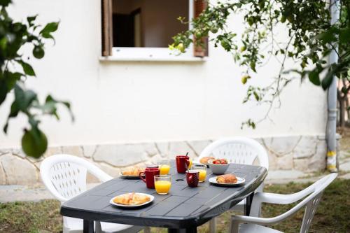 Photo de la galerie de l'établissement LA VILLA - Centre - Jardin - Parking privée - Climatisation, à Menton