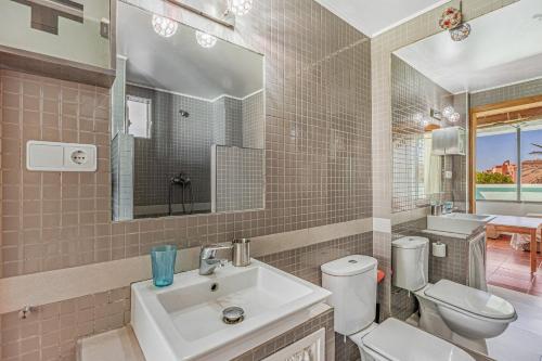 Agro Surf House في نوفو سانكتي بيتري: حمام مع حوض ومرحاض ومرآة