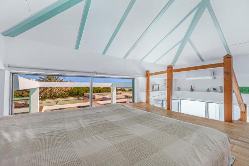 Agro Surf House في نوفو سانكتي بيتري: غرفة نوم مع سرير مطل على المحيط