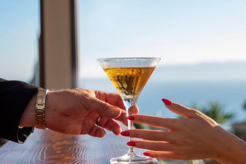 Boutique Hotel Torre Di Cala Piccolaで提供されているドリンク