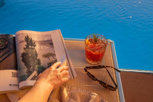 Boutique Hotel Torre Di Cala Piccolaで提供されているドリンク