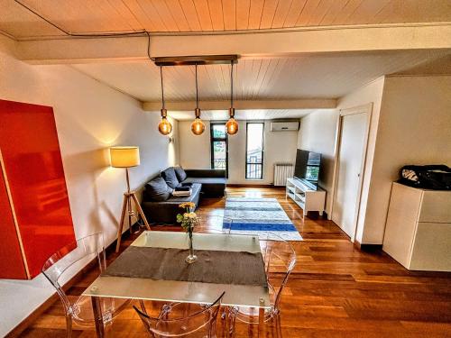 a living room with a table and a couch at Deluxe Apartament - Marina di Carrara - in Marina di Carrara
