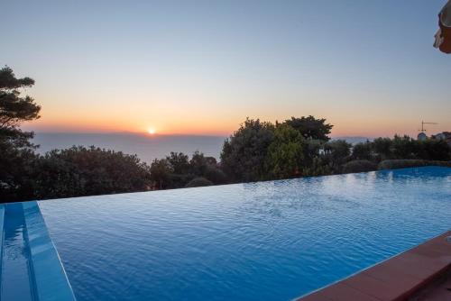 Boutique Hotel Torre Di Cala Piccolaの敷地内または近くにあるプール