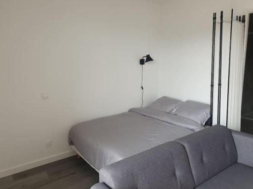 Ένα ή περισσότερα κρεβάτια σε δωμάτιο στο Studio avec balcon