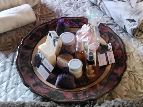 un piatto con bottiglie e altri oggetti su un letto di Good Art a Strevi