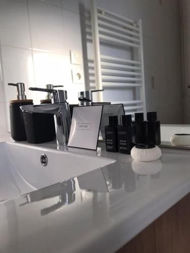 - un comptoir de cuisine avec un comptoir et des appareils électroménagers dans l'établissement Le St Jean, à Saint-Georges-sur-Eure