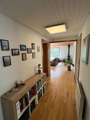 a living room with a book shelf with books at Charmerende hus i idylliske Lynæs in Hundested