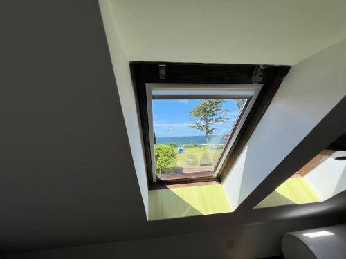 a window in a room with a view of the ocean at Ośrodek Wypoczynkowy Złote Piaski in Jarosławiec