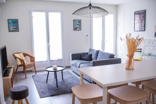 LOU DESTRE Maison 3 Chambres, parking vélo, Châteauneuf-du-Pape في شاتونوف-دو-باب: غرفة معيشة بها أريكة وطاولة