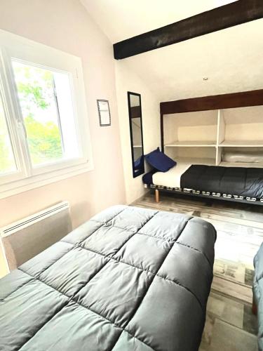 une chambre avec un lit et une grande fenêtre dans l'établissement Villa spacieuse à Sainte-Eulalie-en-Born, terrasse, piscine privée, à Sainte-Eulalie-en-Born