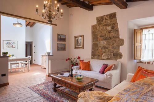 a living room with a couch and a table at Casale Le Masse in Greve in Chianti
