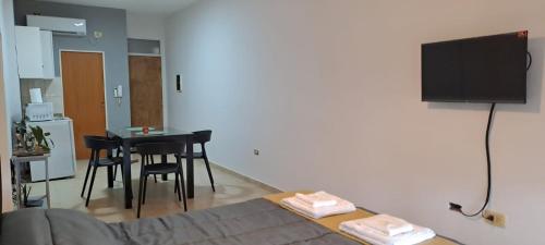 Televiisor ja/või meelelahutuskeskus majutusasutuses Departamento Monoambiente 2 pers