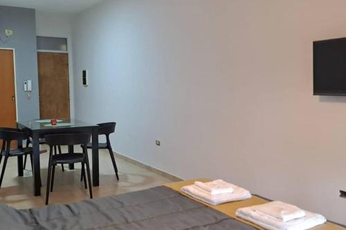 Televiisor ja/või meelelahutuskeskus majutusasutuses Departamento Monoambiente 2 pers