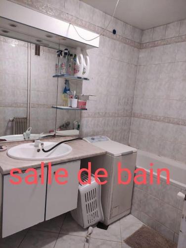 une salle de bain avec un lavabo et une baignoire dans l'établissement Location Appartement sympa, à Aulnay-sous-Bois
