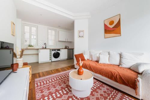 un salon avec un canapé et une table dans l'établissement 2 pieces fonctionnel metro Jaures - Paris 19 - 4p - FLAT-GUEST, à Paris