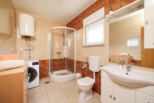 een badkamer met douche, toilet en wastafel bij Apartment Marta in Maslenica