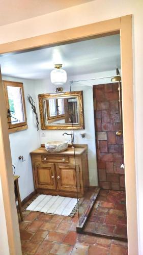 une salle de bain avec une douche avec un lavabo et un miroir dans l'établissement Maison de campagne dans le parc régional du Verdon - Bastide 140m2 et Bastidon 85m2, à La Martre