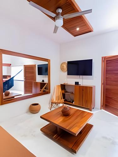 a living room with a table and a mirror at Casa Privada - Diseño ubicación y comodidad in Bacalar