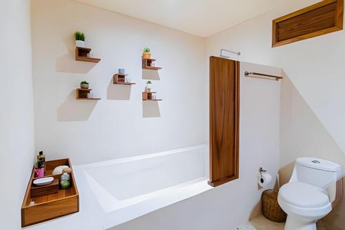 Ένα μπάνιο στο Casita de Diseño con, tina de baño, A/A y TV
