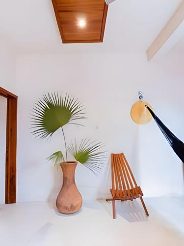 a vase with a plant in it next to a lamp at Casa Privada - Diseño ubicación y comodidad in Bacalar