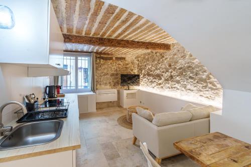 une cuisine avec un évier et un salon dans l'établissement 2 pièces Cœur du Vieil Antibes, à Antibes