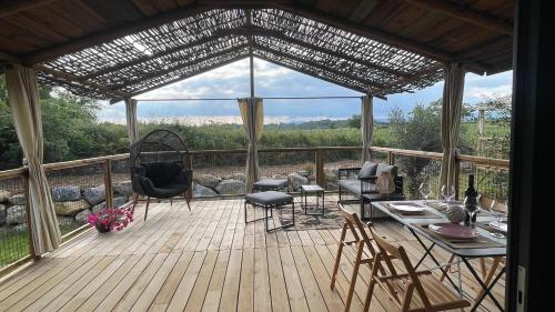 Balkón nebo terasa v ubytování Lodges dans les vignes Domaine Terre des Mages