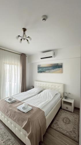 ein Schlafzimmer mit einem großen Bett und einem Deckenventilator in der Unterkunft Cazare Vicoveancaa in Vicovu de Jos