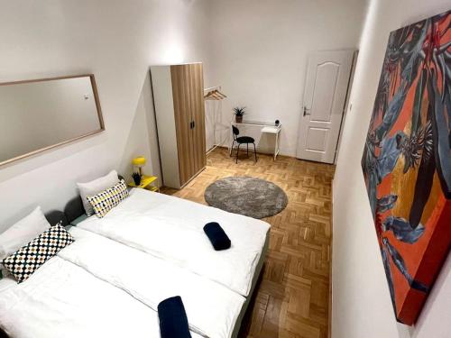 Double Treat Central 2BR Apt with Flexible Bedding by NeWave Apartments 1072 Budapest, Akácfa utca 11 kép - 3