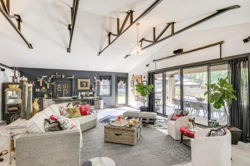 Ένα ή περισσότερα κρεβάτια σε δωμάτιο στο Lake Murray Studio with Pool and Hot Tub in Prosperity