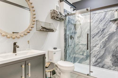 Ένα μπάνιο στο Lake Murray Studio with Pool and Hot Tub in Prosperity
