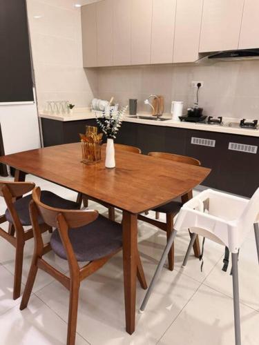 Kuchyň nebo kuchyňský kout v ubytování Spacious Balcony Royal Strand Full Seaview with 2CarParks FOC Netflix Access and Youtube Premium 3Beds3Bath for 6-10pax by Minshuku