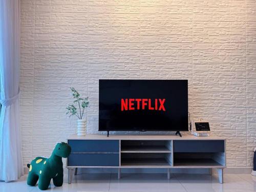 TV a/nebo společenská místnost v ubytování Spacious Balcony Royal Strand Full Seaview with 2CarParks FOC Netflix Access and Youtube Premium 3Beds3Bath for 6-10pax by Minshuku
