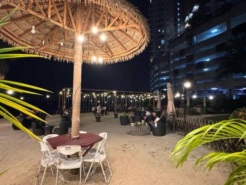 Fotografie z fotogalerie ubytování Spacious Balcony Royal Strand Full Seaview with 2CarParks FOC Netflix Access and Youtube Premium 3Beds3Bath for 6-10pax by Minshuku v destinaci Johor Bahru