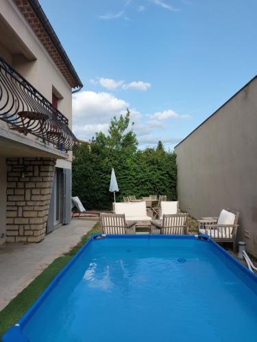 Kolam renang di atau dekat dengan Maison 3 chambres avec jardin et piscine à deux pas d'Avignon