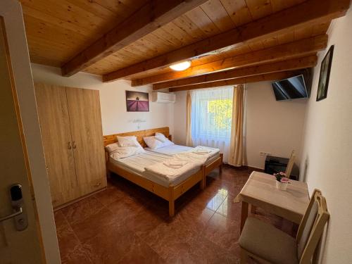 Postel nebo postele na pokoji v ubytování FÜRDŐ PANZIÓ
